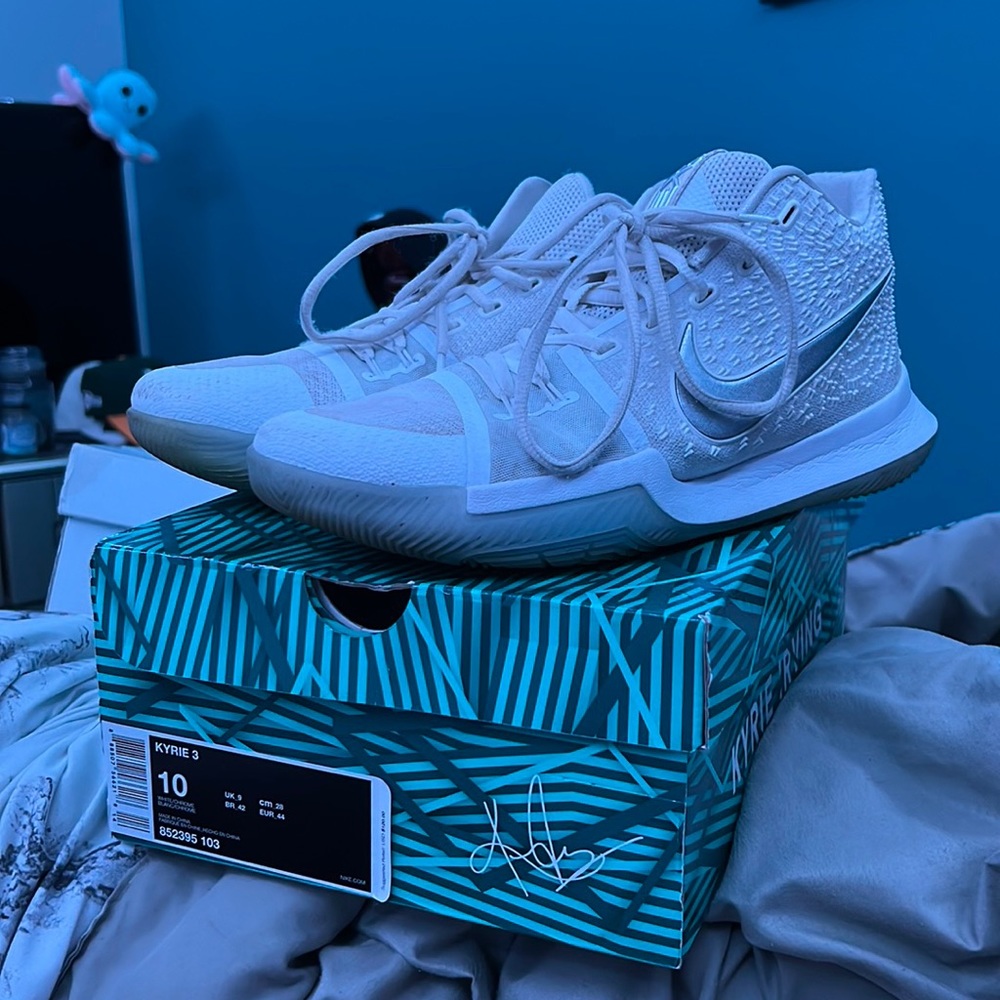 Kyrie 3 basketball shoes